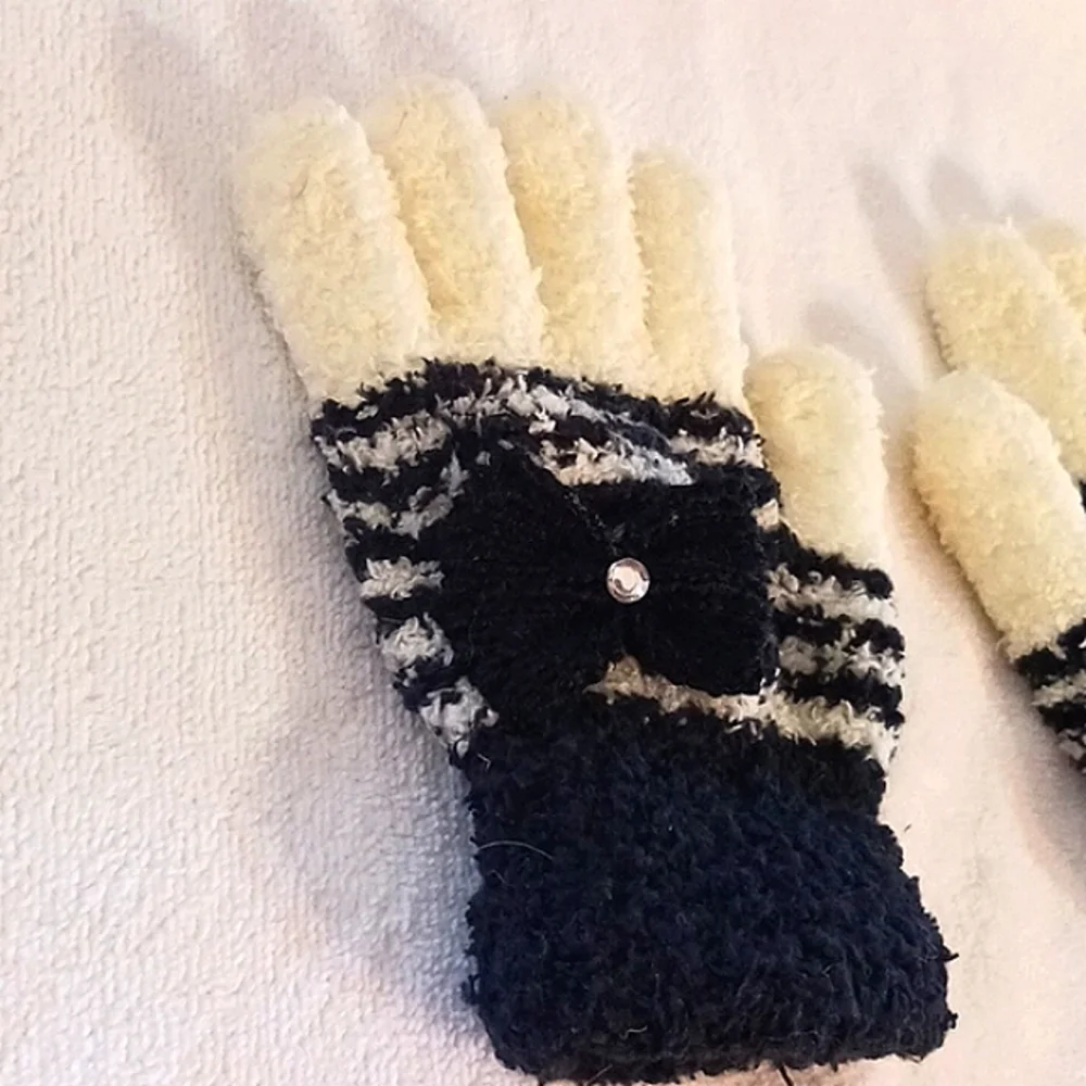 Fancy Fuzzy Gloves w BOW & BLING Rhinestone for Little Girls Ages 3- 5 Stretches